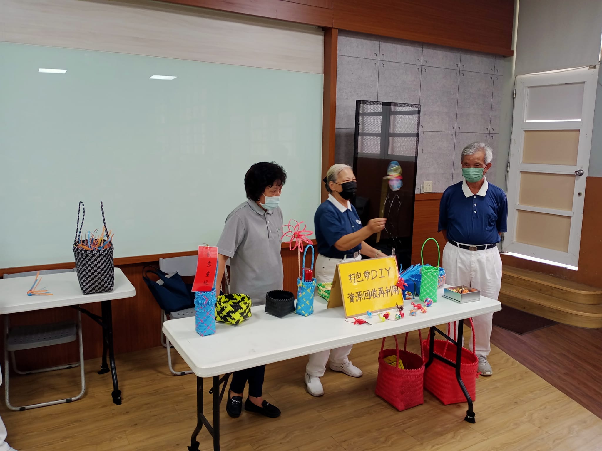 慈濟師姊介紹打包帶編織的成品