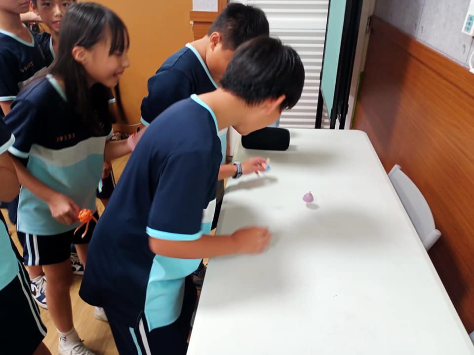 學童玩編織完成的陀螺
